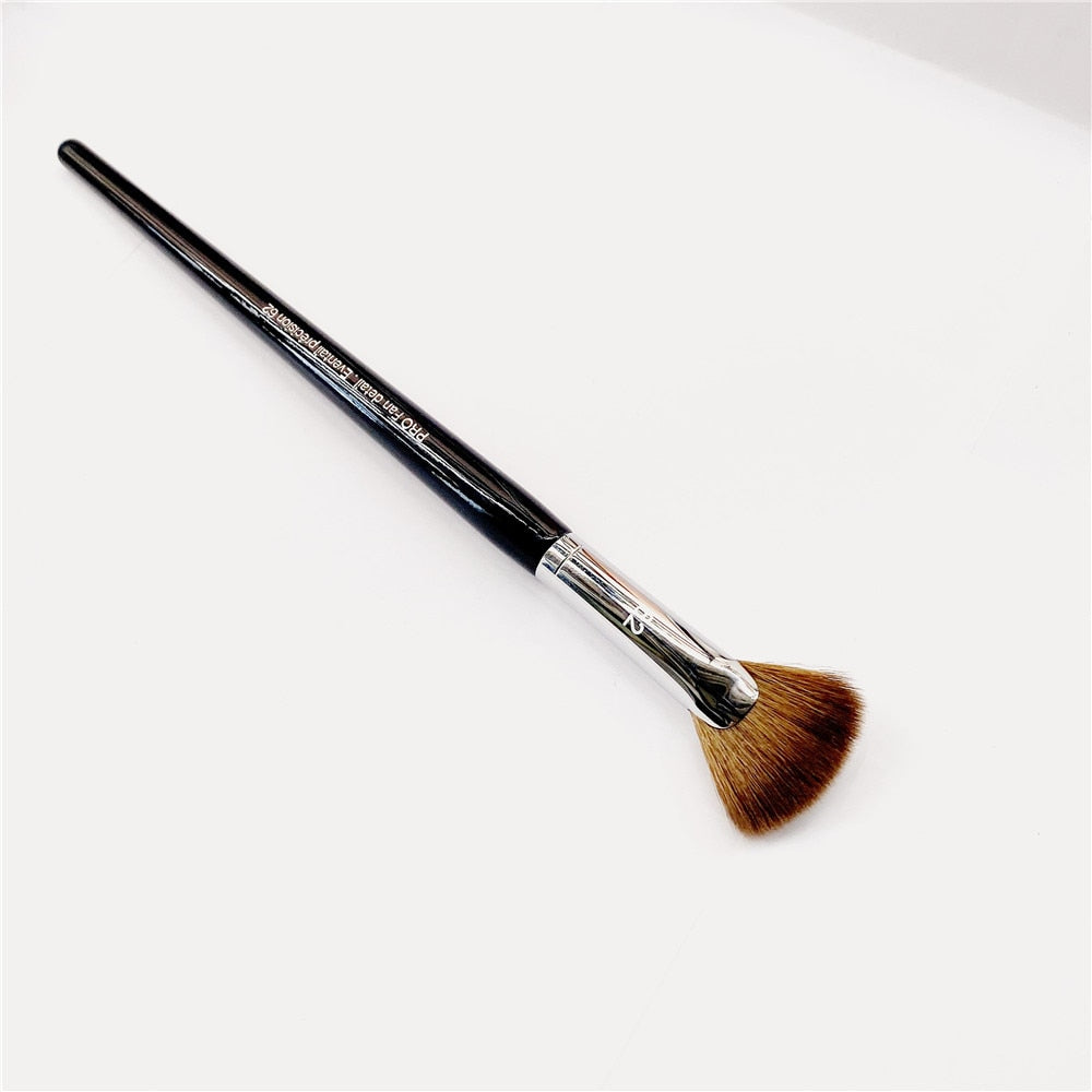 PRO Fan Highlighting Brush #62