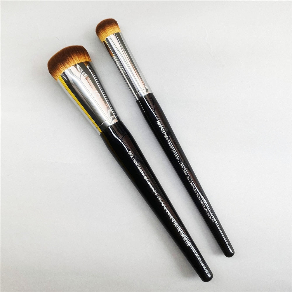 Pro Press full coverage Coomplexion brush Pro press Full coverage Precision brush