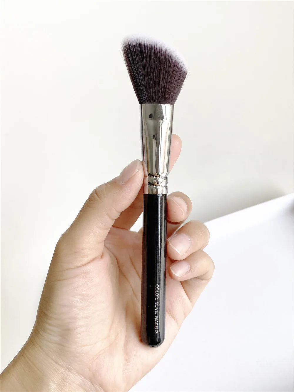 128 Cream Cheek Brush