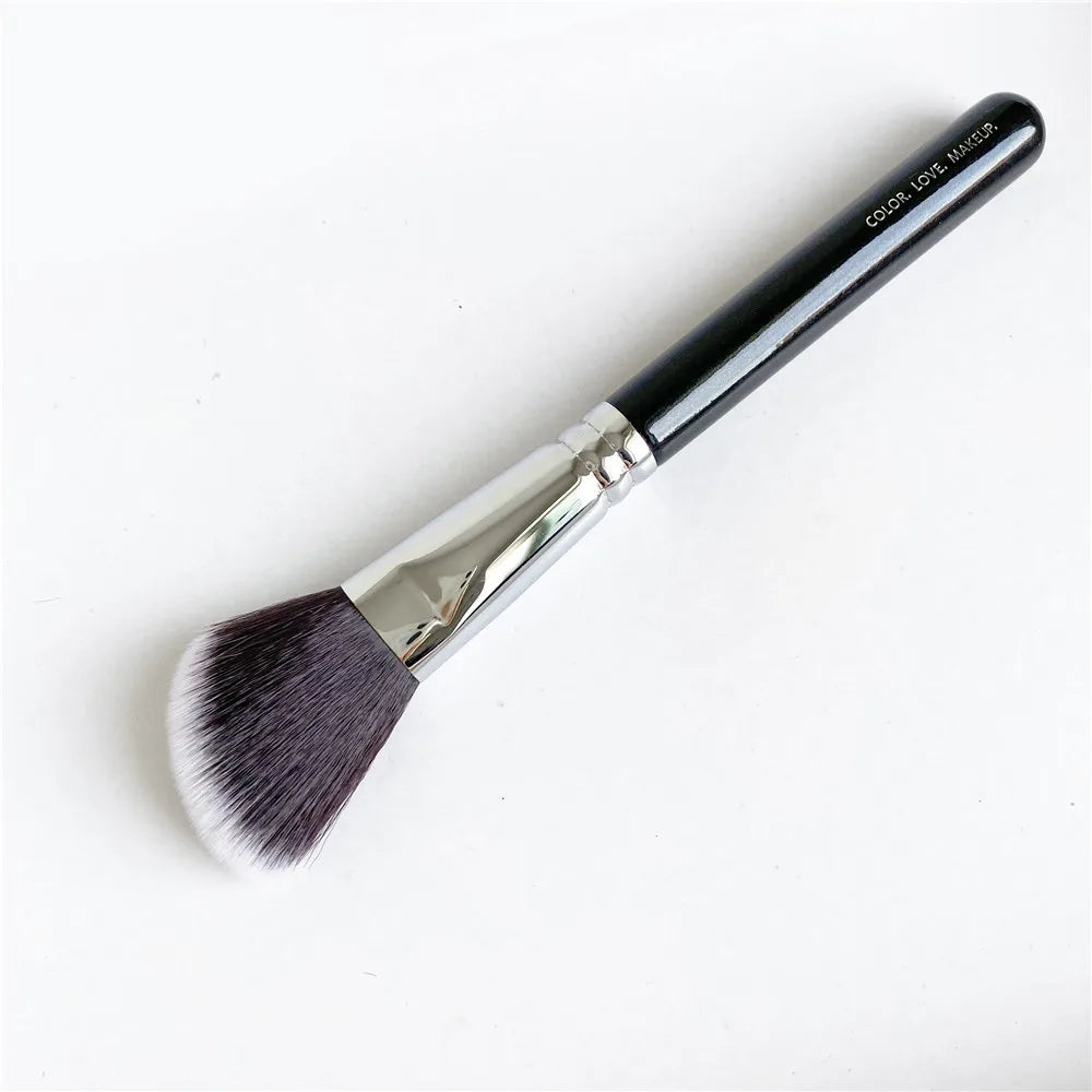 128 Cream Cheek Brush