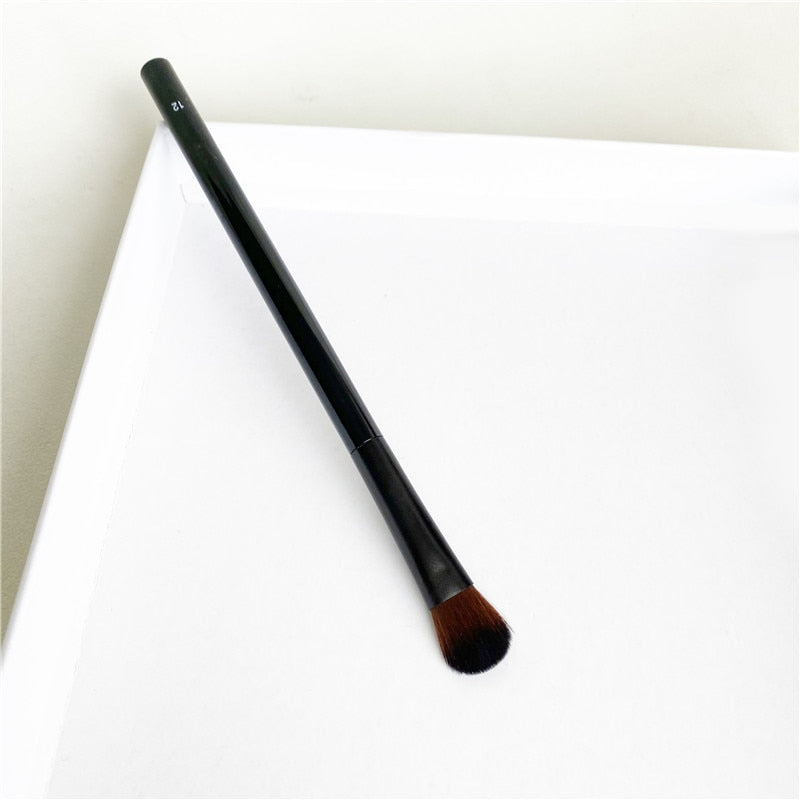 Pro All Over The Shadow Brush No.12