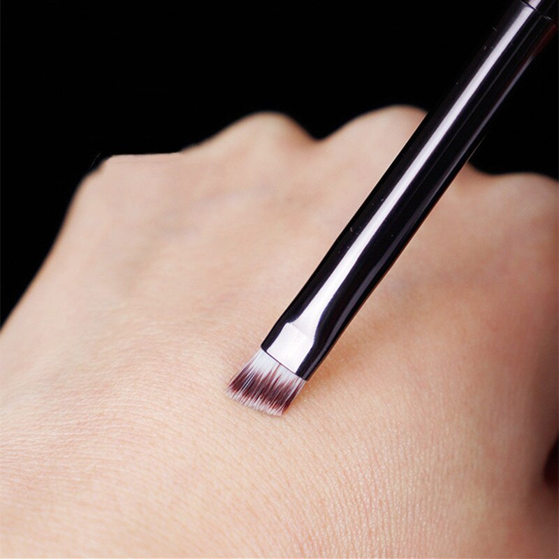 The No. 10 Angled Eyeliner Brush