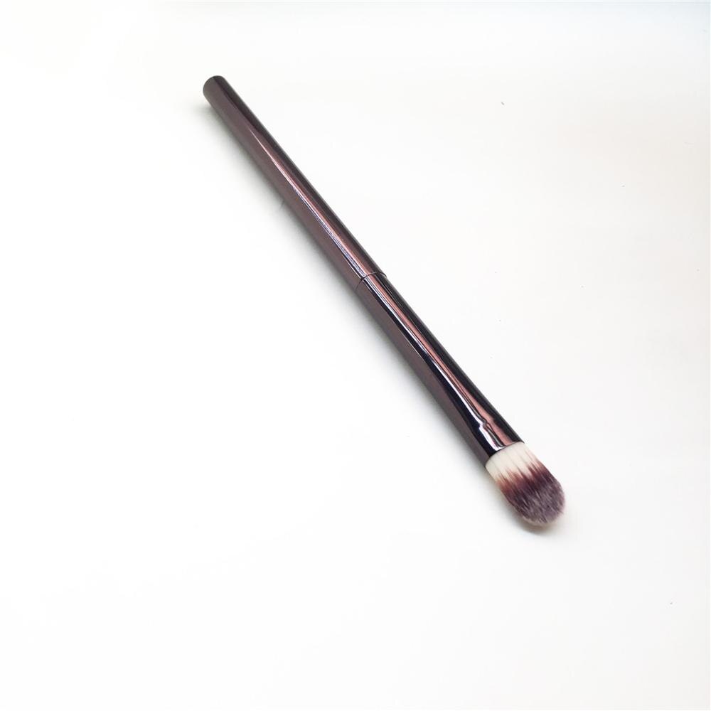 The Concealer Brush No.5