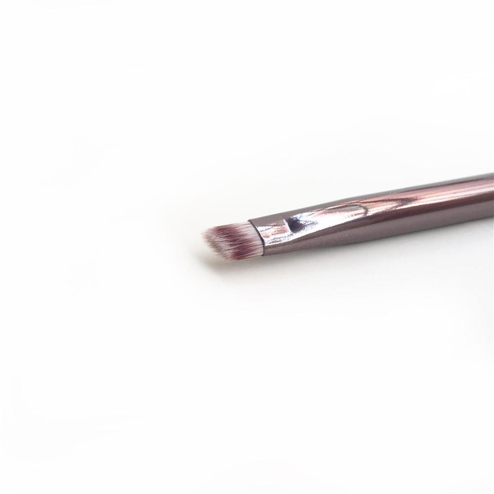 The No. 10 Angled Eyeliner Brush