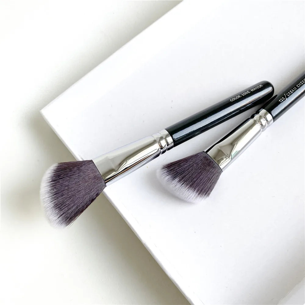 128 Cream Cheek Brush