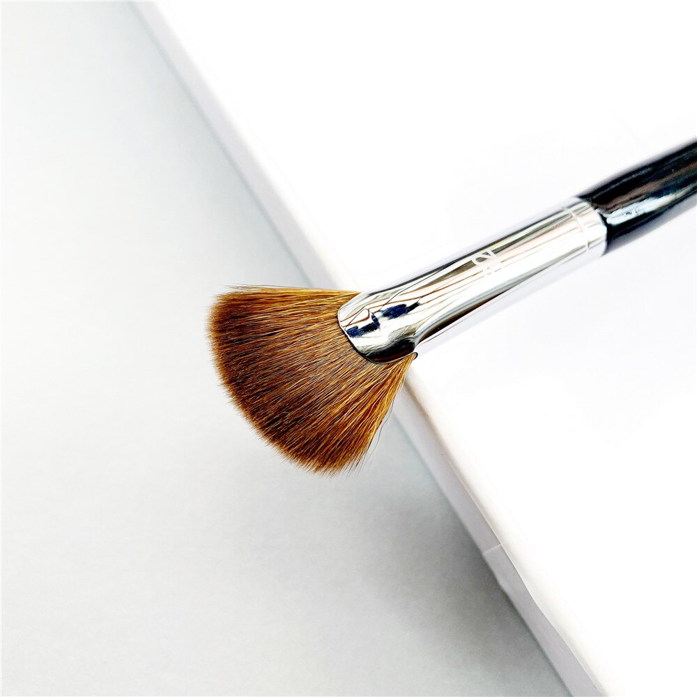 PRO Fan Highlighting Brush #62