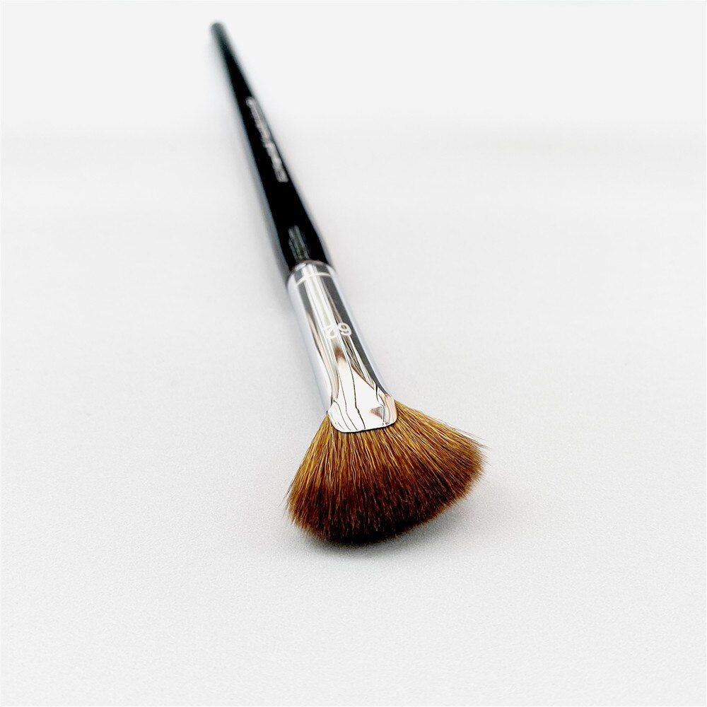 PRO Fan Highlighting Brush #62