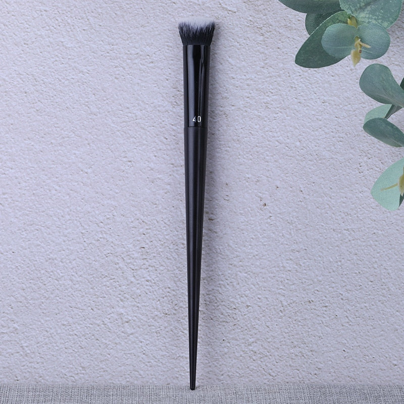 Edge Correcting Brush Nº40