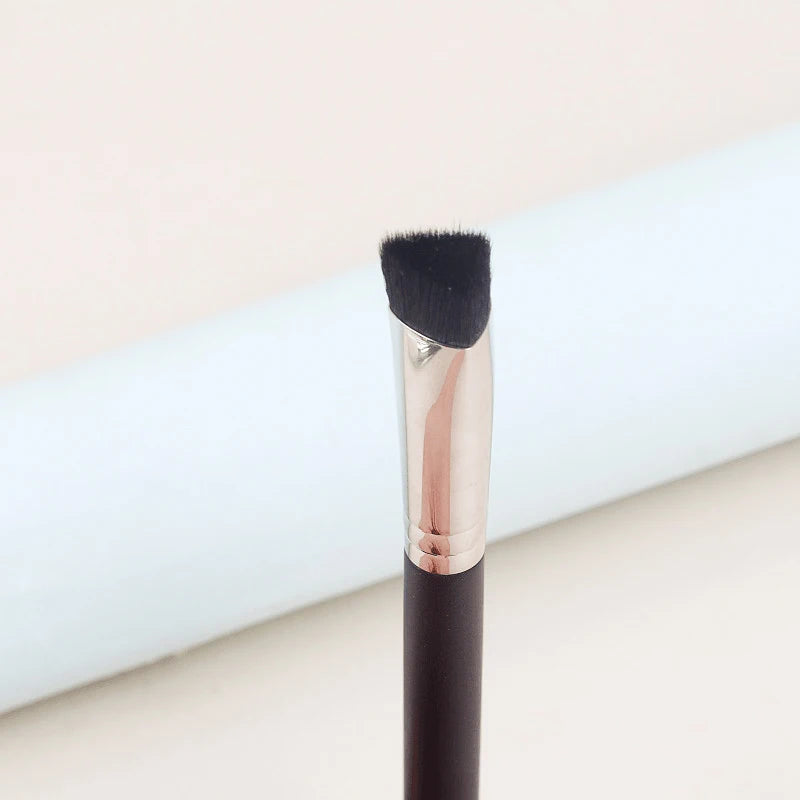 106S Triangular Concealer Brush