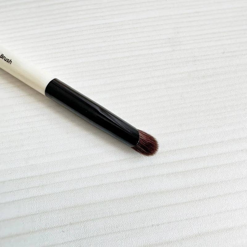 DUAL-ENDED FULL-COVERAGE EYE BRUSH