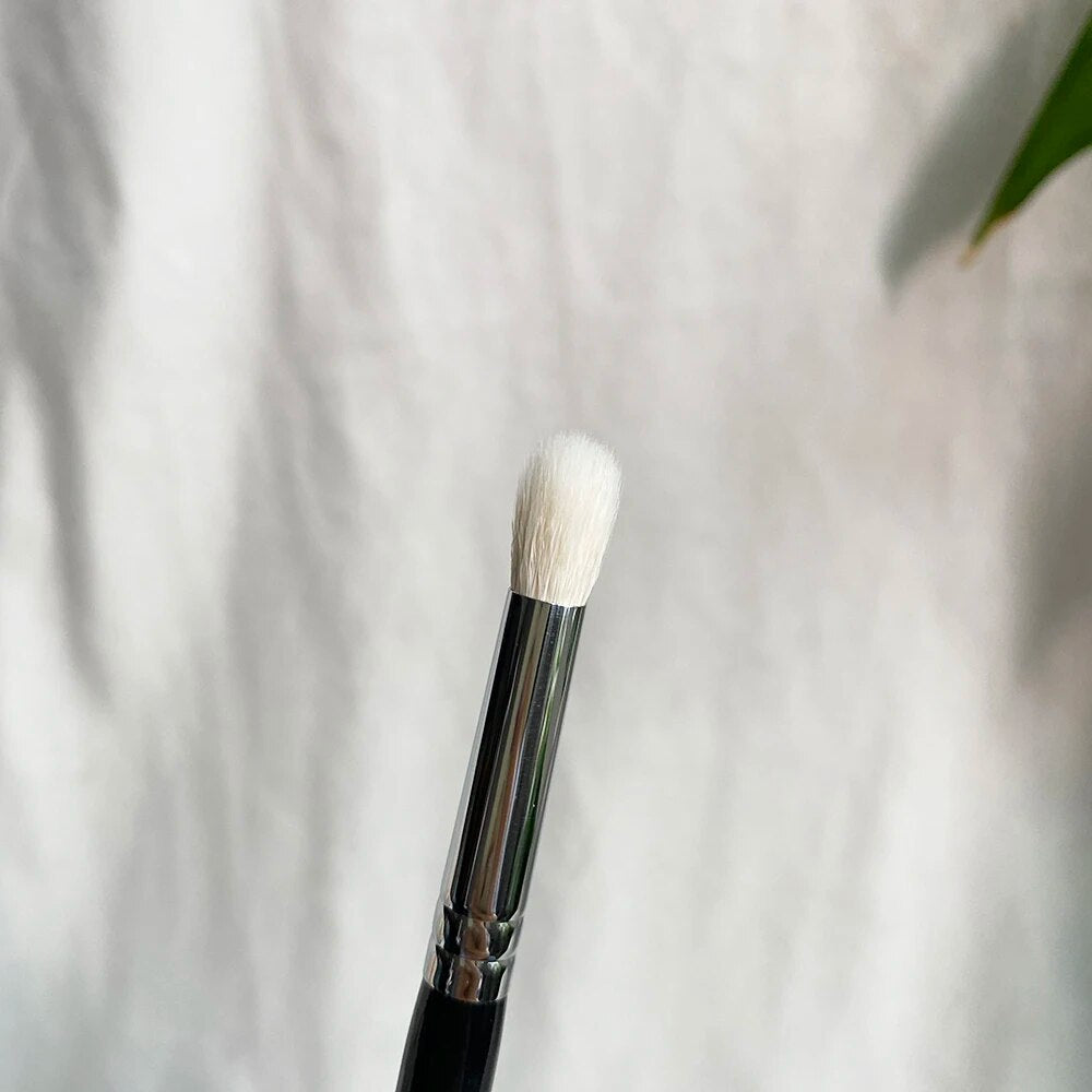 231 Petit Crease Brush