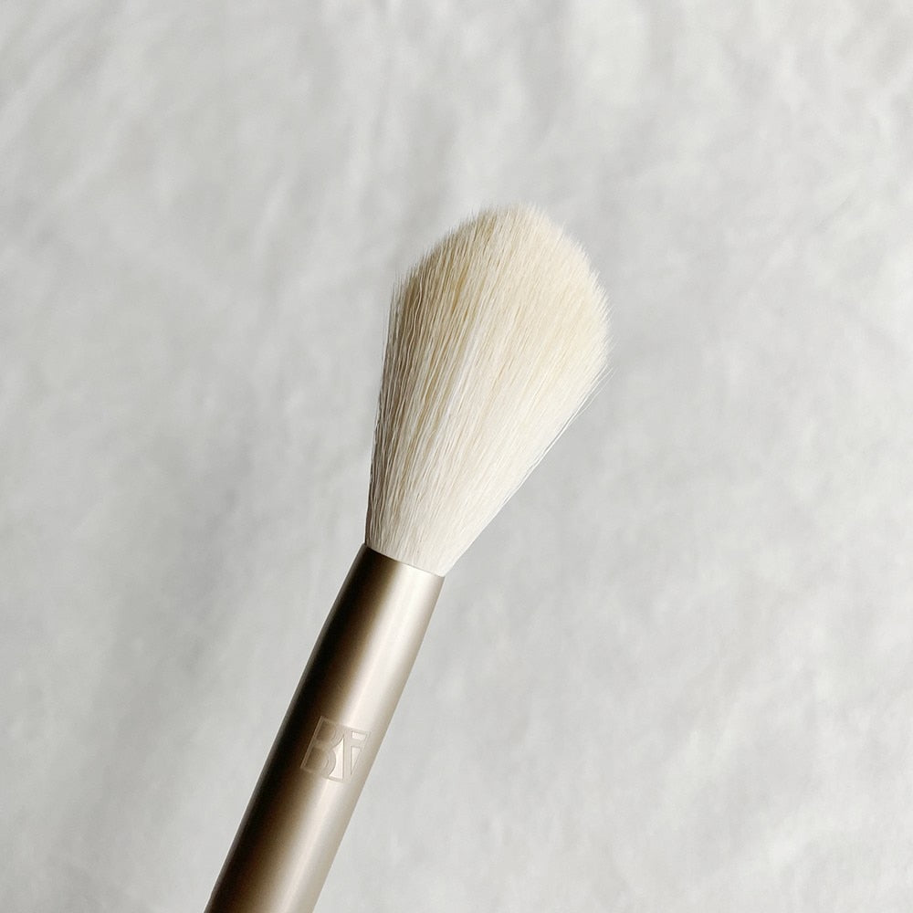 Tapered Finishing Powder Brush Nr 112