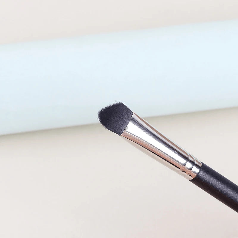 106S Triangular Concealer Brush