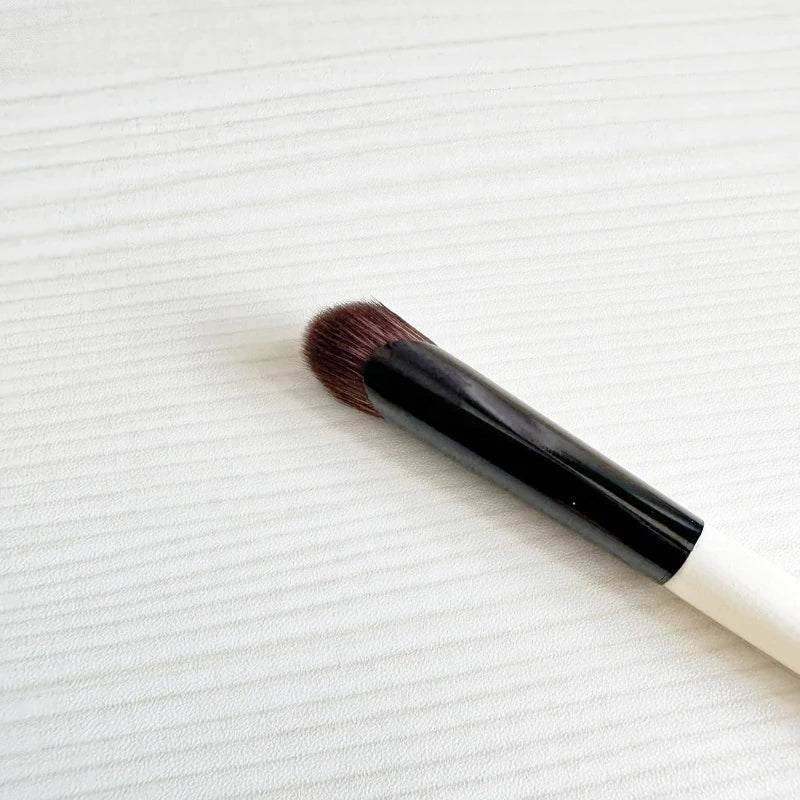 DUAL-ENDED FULL-COVERAGE EYE BRUSH