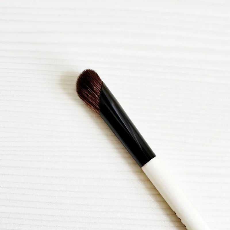 DUAL-ENDED FULL-COVERAGE EYE BRUSH