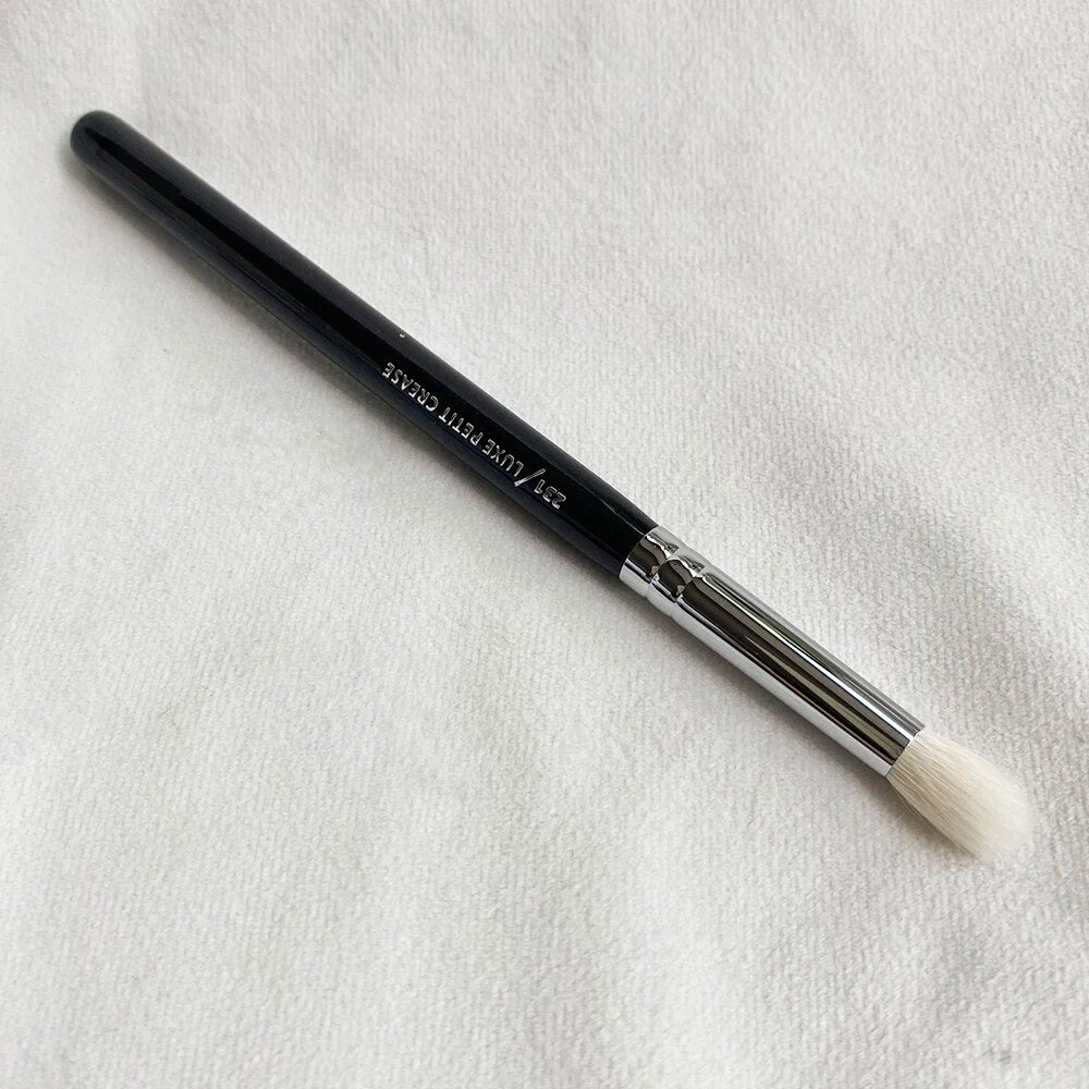 231 Petit Crease Brush