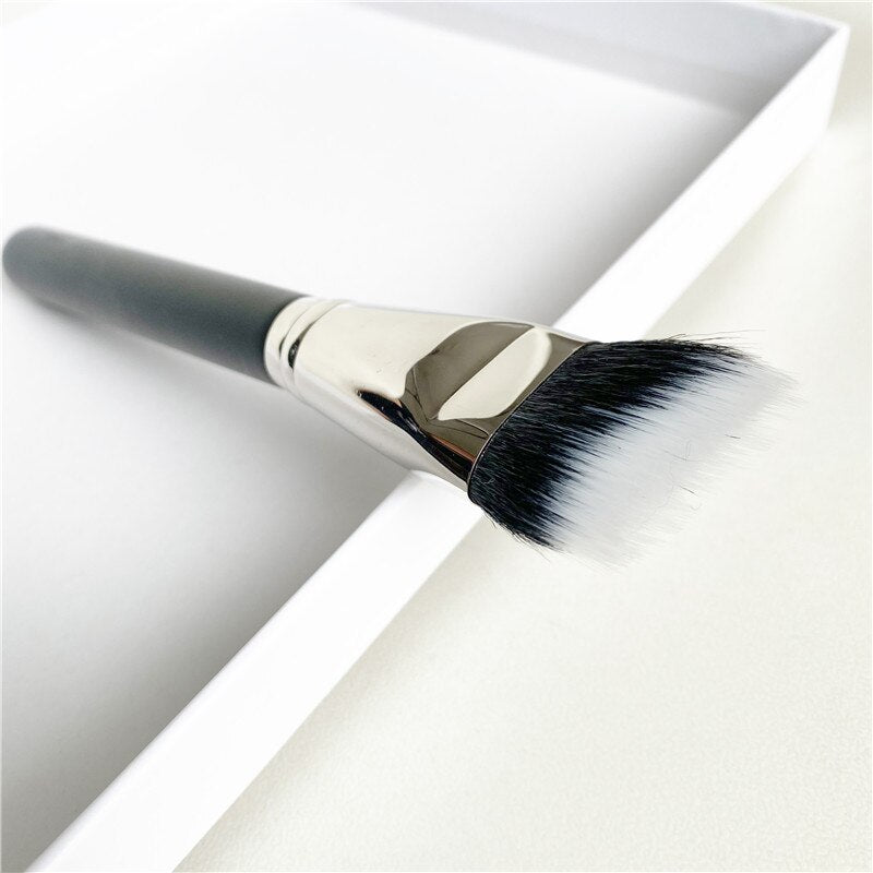 DUO FIBRE CURVED SCULPTING BRUSH  No. 164