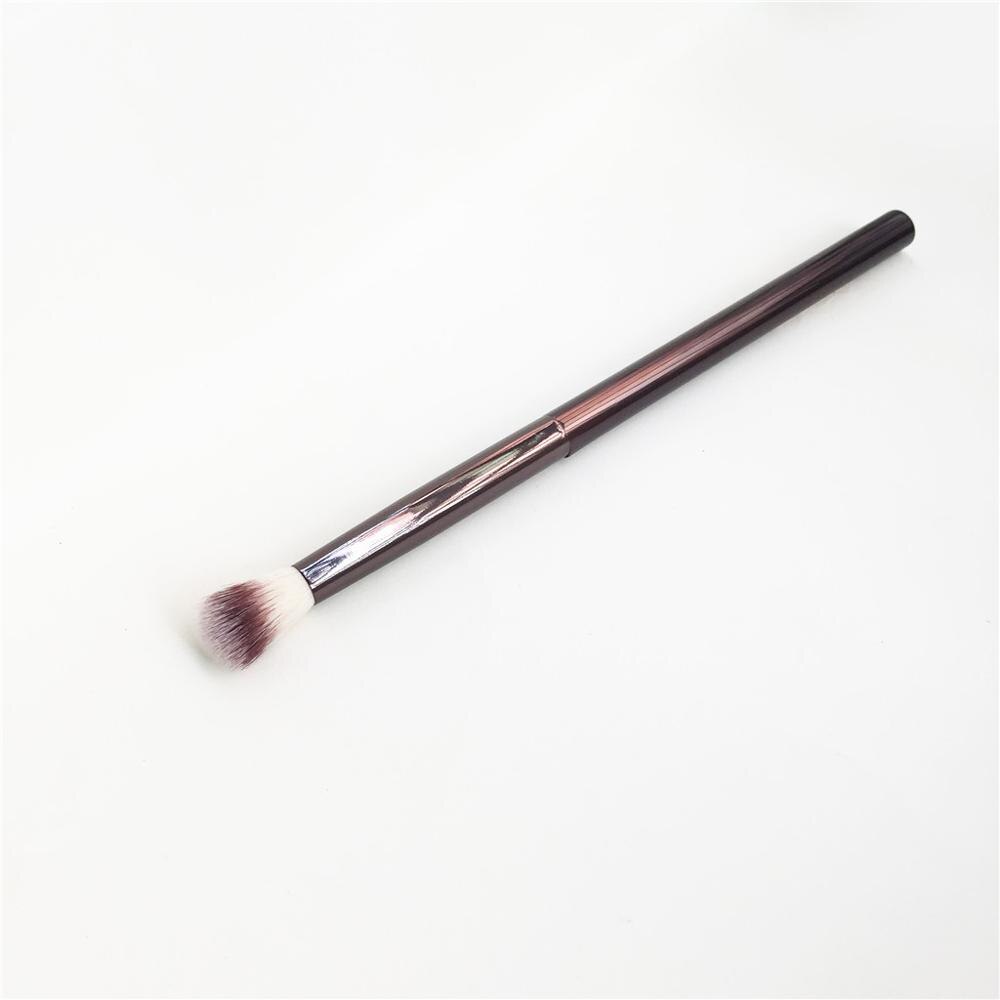 The Nº 4 Crease brush