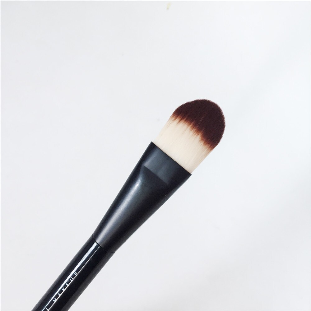 PRO 07 Flat Foundation Makeup Brush