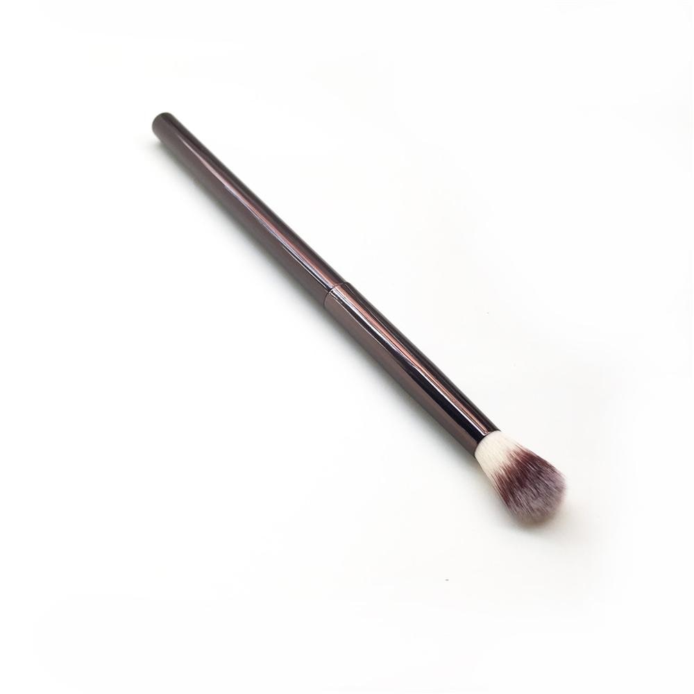 The Nº 4 Crease brush