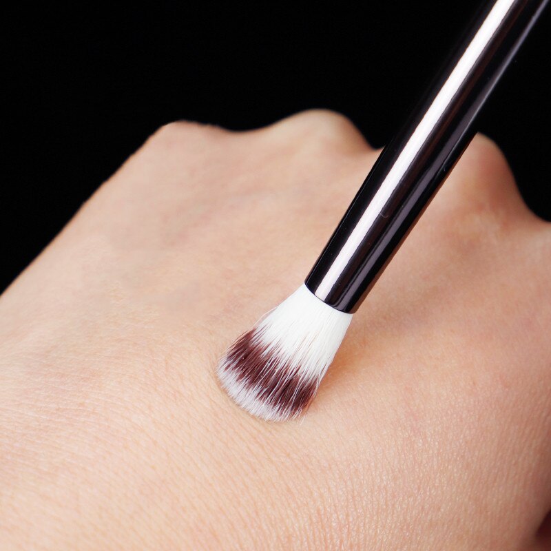 The Nº 4 Crease brush