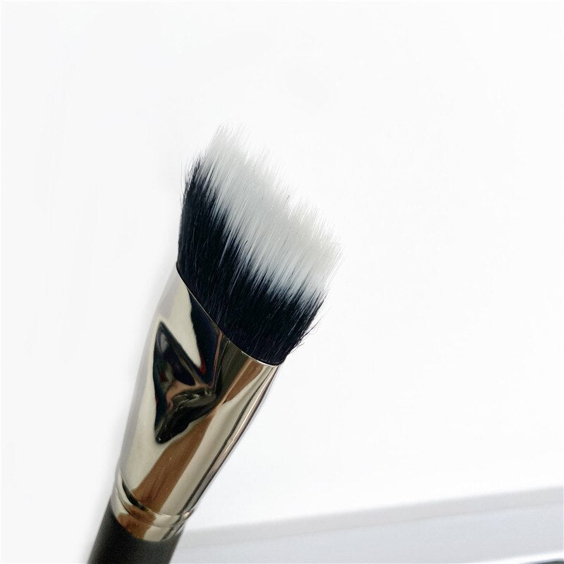 DUO FIBRE CURVED SCULPTING BRUSH  No. 164