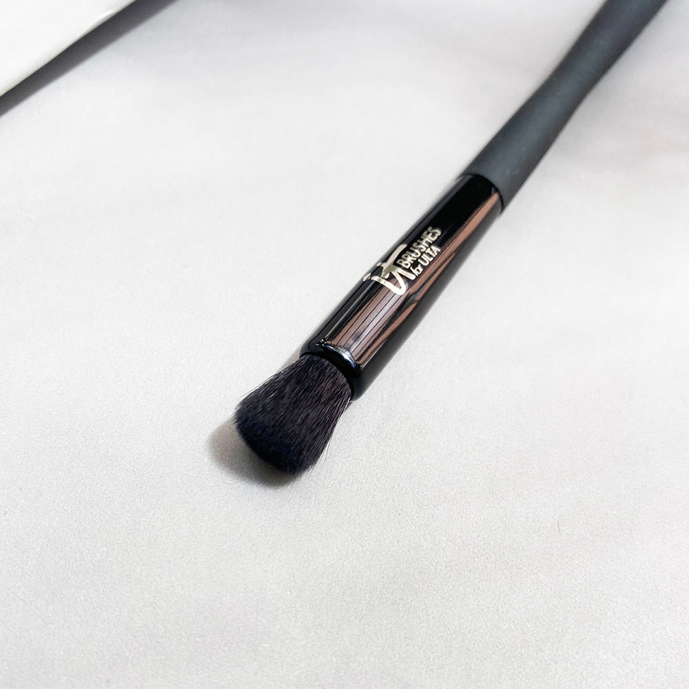 Velvet Luxe Effortless Crease Brush #320