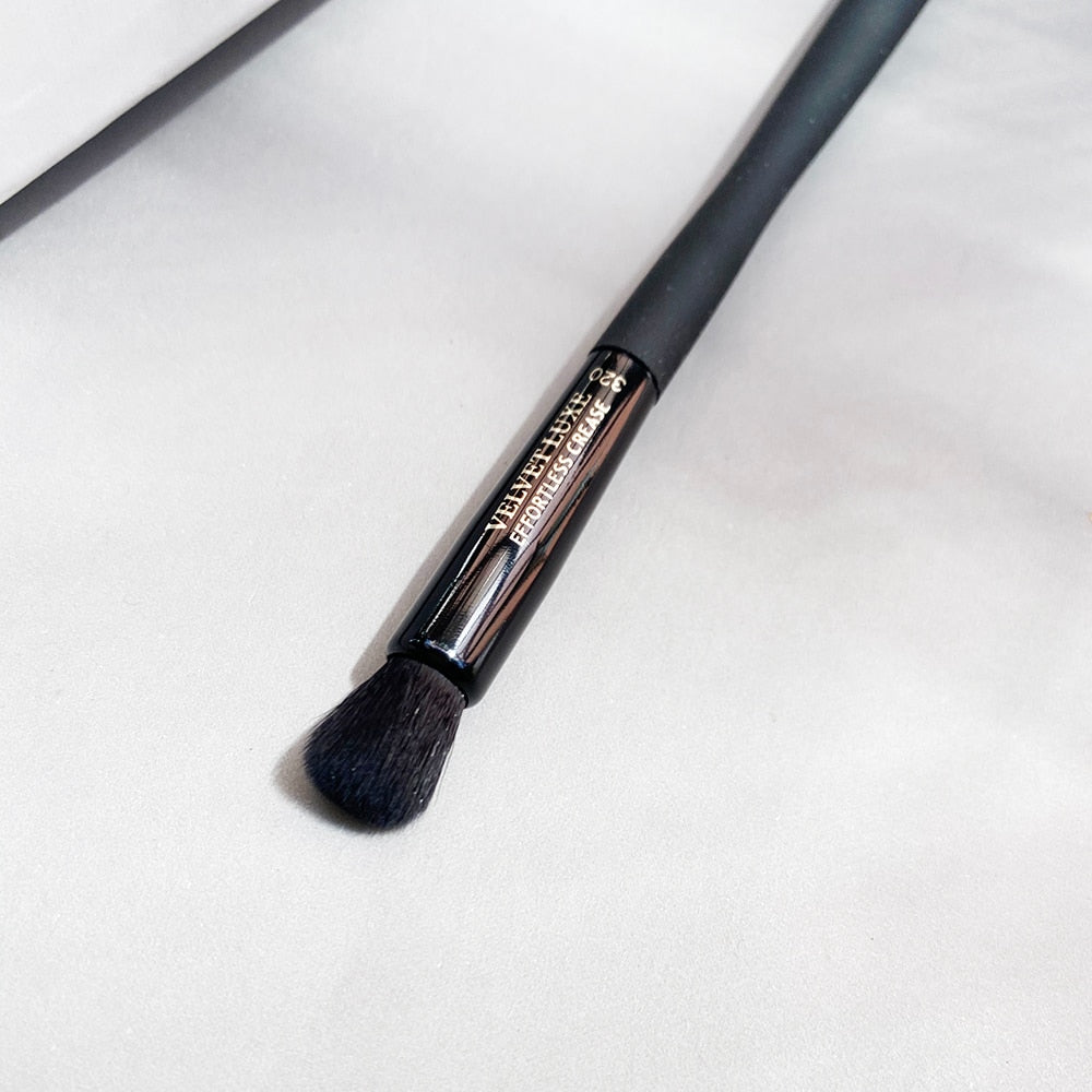 Velvet Luxe Effortless Crease Brush #320